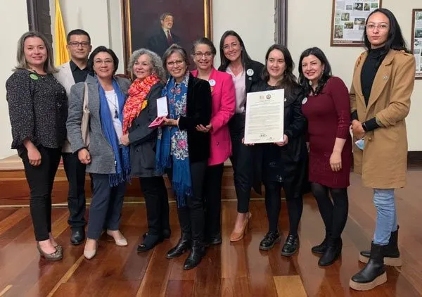 Líderes de la Liga de La Leche Colombia con la resolución de la Orden Policarpa Salavarrieta en el Congreso, 2021